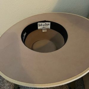 Lack of color hat size small